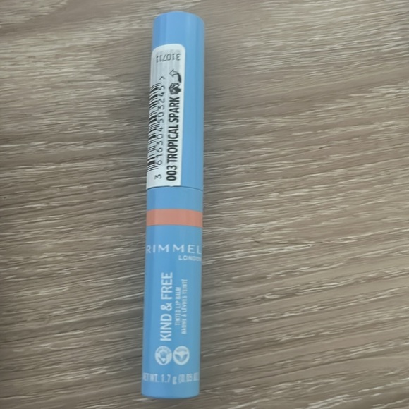 NWT RIMMEL LONDON - Kind & Free Tinted Lip Balm - Tropical Spark - 003 - Picture 3 of 4